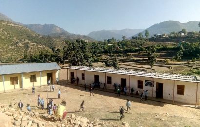 पेन डाउन गरेर  शिक्षकले आन्दोलन गर्दा पढाई प्रभावित