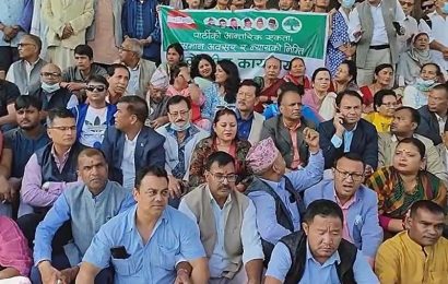 काँग्रेस संस्थापन वार्तामा काेइराला समूह धर्नामा