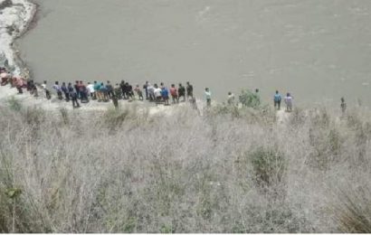 खोटाङ जाँदै गरेको जीप सुनकोशीमा खस्दा तीन जना बेपत्ता