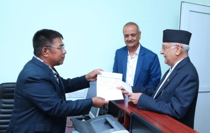 प्रधानमन्त्री एवं अध्यक्ष ओलीले लेबी तिर्दै प्रधानमन्त्री एवं अध्यक्ष ओलीले लेबी तिर्दै