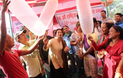 २४ औं राष्ट्रिय कण्डम दिवस : कण्डम फुलाउने प्रतियोगिता
