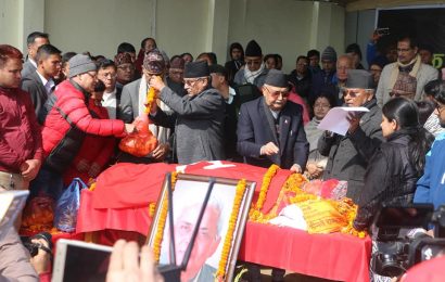 अधिकारीको पार्थिव शरीरमा प्रधामन्त्री ओली र अध्यक्ष दहालले पार्टीको झण्डा ओढाएर श्रद्धाञ्जली