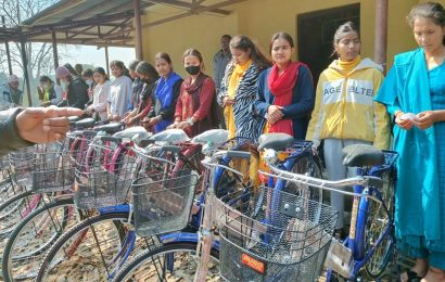 डुडुवाका १२२ छात्रालाई अध्ययनका लागि साइकिल सहयोग