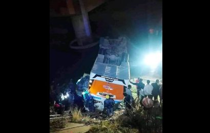 नेपालगञ्जबाट काठमाडाैँ जाँदै गरेको बस राप्ति नदीमा खस्दा मृत्यु हुनेको १२ जना पुग्याे