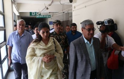 बस दुर्घटनाका घाइतेको अवस्था बुझ्न भारतीय राज्यमन्त्री अस्पतालमा